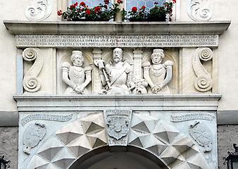 Relief des Erbauers Georg Khevenhüller und seiner beiden Frauen (datiert 1575) als Supraporte über dem Nord-Eingang zum Schloss Wernberg., Foto: Johann Jaritz. Aus: Wikicommons unter CC 