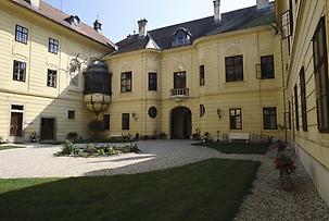 Der Hof des Jagdschlosses Eckartsau. Niederösterreich. Photographie. Um 2000., © IMAGNO/Wilfried Vas