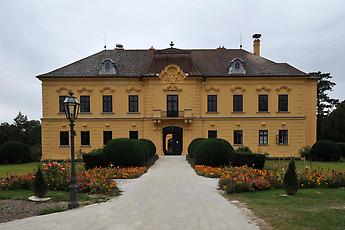 Schloss Eckartsau, Frontansicht, Foto: Alura. Aus: Wikicommons unter CC 