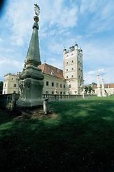 Hauptfront von Schloss Greillenstein im Waldviertel. Die barocke Fassade stammt aus dem Jahr 1700. Niederösterreich. Photographie. 2000., © IMAGNO/Gerhard Trumler