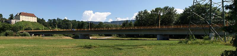 Die Ochsenburger Brücke über die Traisen in St. Pölten, im Hintergrund das Schloss Ochsenburg., Foto: Alexander Wagner. Aus: Wikicommons 