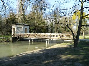 Pavillon mit neuer Brücke