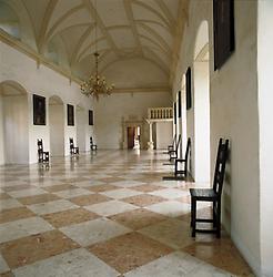 Renaissance-Tonnengewölbe im Prunksaal in der Rosenburg an der Kamp im Waldviertel. Mit Holzstühlen und Luster. Österreich. Photographie. Um 2004., © IMAGNO/Gerhard Trumler