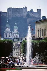 Mirabellgarten Salzburg. Im Hintergrund die Festung Hohensalzburg. Photographie. Um 1990., © IMAGNO/ÖNB/Harry Weber