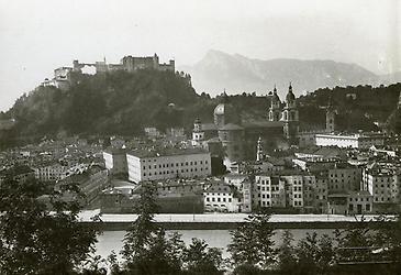 Blick auf die Altstadt und die Festung Hohensalzburg vom Kapuzinerberg. Salzburg. Photographie um 1910, © IMAGNO/Austrian Archives