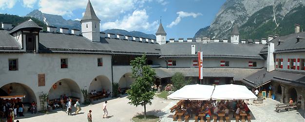 Innenhof von Burg Hohenwerfen, Foto: Queryzo. Aus: WikiCommons unter CC 