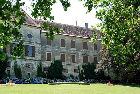 Schloss Hollenegg, Nordfront mit barocker Brunnenschale