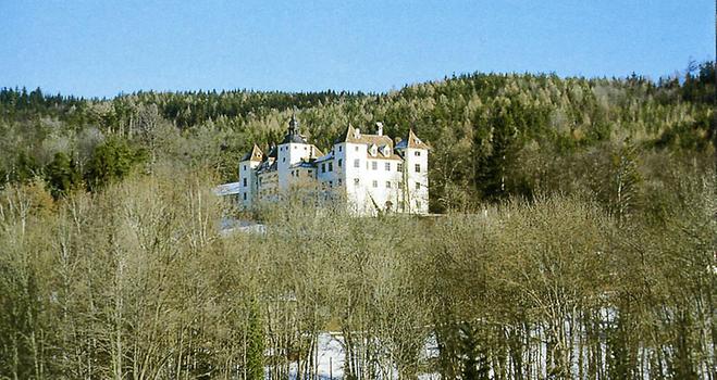 Schloss Kainberg bei Kumberg auf einer kleinen Geländestufe in einem steil ansteigenden Waldgebiet., © Hasso Hohmann