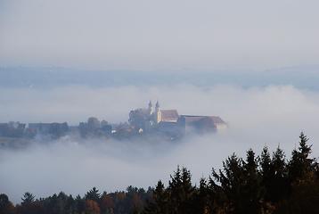 Schloss Stainz, Blick von der Pletterikapelle im Gamsgebirg. Im Hintergrund das Lemsitztal, im Vordergrund das Stainztal