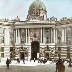 Der Michaelerplatz mit dem Michaelertor der Hofburg. Wien Innere Stadt. Handkoloriertes Glasdiapositiv. Um 1905, © IMAGNO/Öst. Volkshochschularchiv