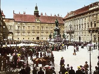 Der Michaelerplatz mit dem Michaelertor der Hofburg. Wien Innere Stadt. Handkoloriertes Glasdiapositiv. Um 1905, © IMAGNO/Öst. Volkshochschularchiv