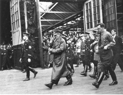 3. April 1938: Der 'Führer' schreitet in der Haupthalle der Weitzer Waggonfabrik zu seiner Rede
