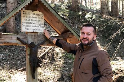 Krimiautor Franz Preitler beim Erinnerungs-Kreuz der Ermordeten