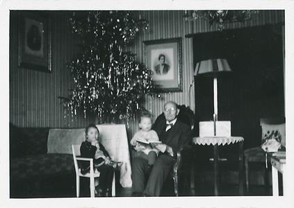 Leopold Stolz zu Weihnachten 1954 mit Tochter Margarete und Sohn Robert