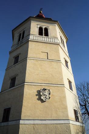Der Glockenturm wurde 1588 im Auftrag Erzherzog Karls erbaut