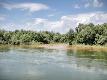 Zusammenfluss von Mur (braunes Wasser von rechts) und Drau 2009 bei Legrad