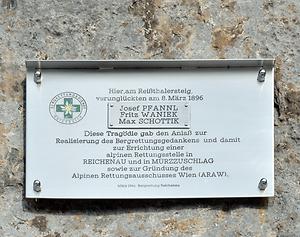 Gedenktafel für die drei Lawinenopfer am Reißtalersteig im März 1896