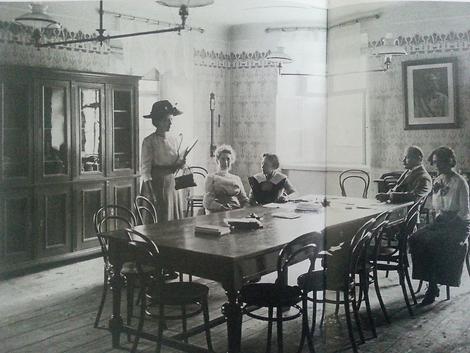 Besprechung im Konferenzzimmer der St. Andrä-Mädchenbürgerschule Graz um 1900