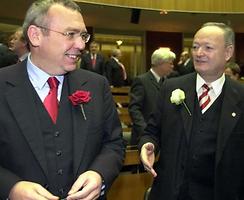 Alfred Gusenbauer (SP) und Andreas Khol (VP) mit Rose im Jahr 2002