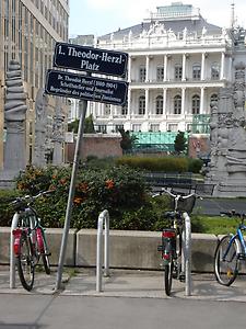 Theodor Herzl-Platz Wien 1., © P. Diem