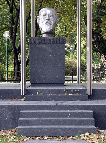 'Absichtlich aus der Mitte gerückter Rennerkopf - Photo Peter Diem