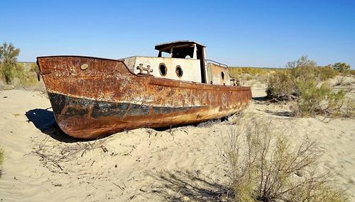 Ein ikonisches Bild des Öko-Desasters: ein Schiffsfriedhof, hier im ausgetrockneten Flussbett des Amudarya, der in den Aralsee mündet(e).