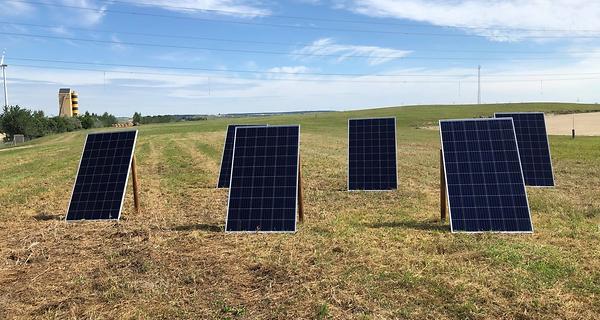Auf dem OMV-Areal im Weinviertel nahe Gänserndorf sollen bis Ende des kommenden Jahres 45.000 Photovoltaik-Module grünen Strom erzeugen.