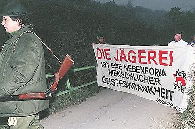 Jäger und Demonstranten