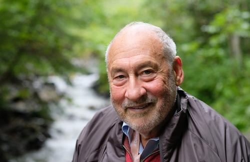 Mit Joe Stiglitz im Grünen, bei einer Wanderung entlang des Heißentalerbachs in Alpbach