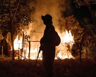 Wenn die Krikati-Patrouille Holzfällerlager im Wald entdeckt, brennen sie sie nieder.