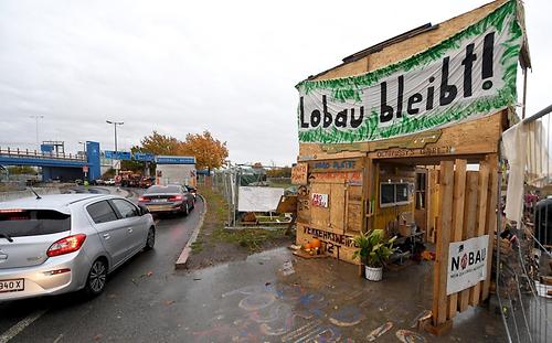 Für viele Menschen ist der Lobautunnel ein Ausdruck überholter Politik. Seit dem Sommer protestieren Gegner des Projekts auf einer Baustelle in Hirschstetten.