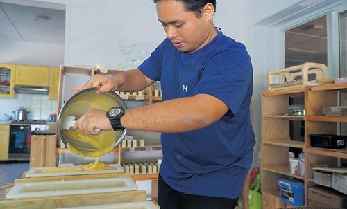 Jordan Lilloux bei der Produktion von Honigseife