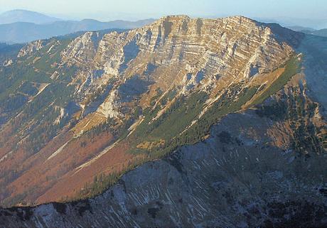 Das Dürrenstein-Massiv ist Teil der niederösterreichischen Kalkalpen. In seiner Kernzone findet sich der größte Urwaldrest Mitteleuropas, ein strenges Naturreservat