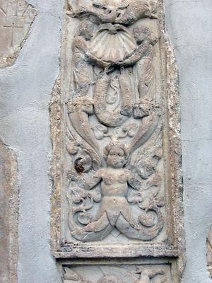 Eine der römischen Grabstelen aus dem Gräberfeld von Flavia Solva, die heute in der Außenwand des Schlosses Seggau zu sehen ist