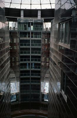 In der Architektur wurde viel spiegelndes Glas verwendet, um Licht bis in jeden Winkel der geräumigen Hüllen leiten zu können