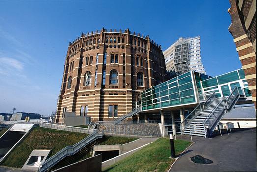 2002 waren die Sockel der Gasometer wieder eingeschüttet und eingegrünt. Rechts im Hintergrund sieht man den geknickten Zubau zu einem der Türme durch das Büro Coop Himmelblau