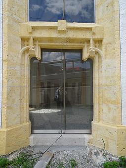 Das nordöstliche Portal mit Wappen im Maßwerk