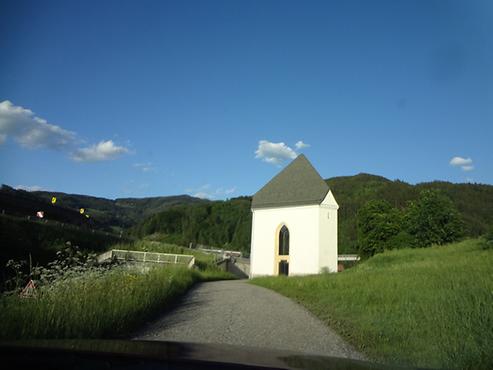 Die Heiligen-Geist-Kapelle im Murtal fast ohne Verkehrsbauten