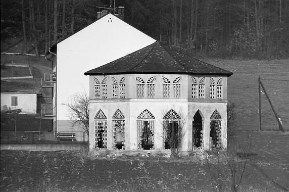 Die Südostseite des Stadls zeigt keine Tor oder Türen. Leider hatten allerdings Vandalen bereits 1974 viele der unteren Ziegelgitter zum Teil und bei einem Fenster ganz zerstört. Die Ziegel waren dann wohl aus der Nachbarschaft mitgenommen worden, sodass sie zur Sanierung der Gitter später nicht mehr zur Verfügung standen. Dieses Foto hatte ich aus freier Hand mit einem 400 mm Zoomobjektiv aufgenommen. Es erhielt 1978 in Innsbruck einen Preis bei einem Fotowettbewerb, dessen Jury von Architekt Clemens Holzmeister geleitet wurde