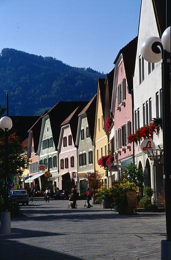 Das altrose gefärbte Haus mit Schopfwalm etwas rechts der Mitte beherbergte zwischen 1992 und 2017 den dm-Markt der Stadt