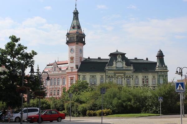 Rathaus und Sparkasse
