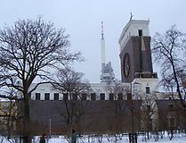 Herz-Jesu-Kirche Prag Seitenansicht mit TV-Turm