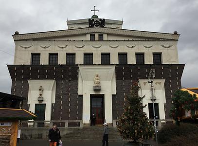 Herz-Jesu-Kirche Prag Frontalansicht