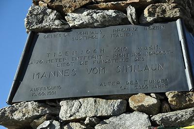 Bronzetafel am Fuße des Obelisken an der Fundstelle des 'Mannes von Similaun'