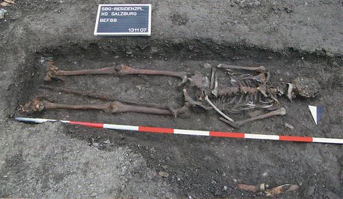 Bestattung eines Mannes mit Rapier und Sporen (Grab 88).