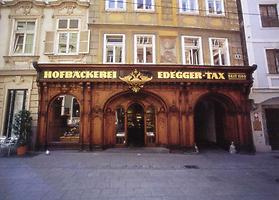 Die Nordfassaden der Häuser in der Grazer Hofgasse Nr. 6 und Nr. 8 mit dem Holzportal der Hofbäckerei Edegger-Tax.