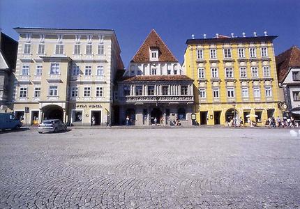 Das gotische 'Bummerlhaus' am Stadtplatz Nr. 32 mit seinen zwei Nachbargebäuden mit grossen rechteckigen Fassaden aus dem Barock bzw. aus dem 19. Jh.