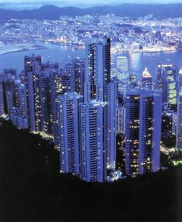 Hongkong ist eine der wenigen Hochhausstädte bei denen man von einer Dachlandschaft sprechen kann, weil man vom relativ hohen Victoria Park eine gute Aussicht auch auf die höchsten Hochhäuser hat. Die Dächer sind meist flach, angesichts der Gebäudehöhen jedoch nicht sehr gestaltwirksam. Es finden sich auch Zelt-, Wal- und Pultdächer neben vielen anderen Sonderformen.