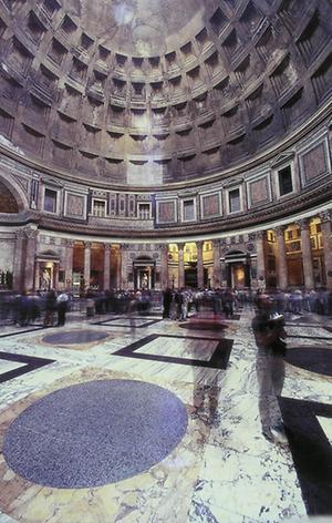 Der riesige stützenfreie Innenraum des fast 2.000 Jahre alten Pantheon in Rom mit einem Kuppeldachdurchmesser von 43,50m.