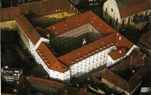 Blick auf die Dächer des Grazer Priesterseminars, des ehemaligen Jesuitenkollegs, aus dem auch die erste Universität der Stadt hervorging. Ein Teil des gut 400 Jahre alten Dachstuhles war vor einigen Dekaden ausgebaut worden, dieser Teil msuste bei der letzten grossen Sanierung ausgewechselt werden, weil er abgestickt, faul und nicht mehr tragfähig war.